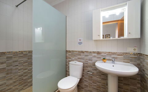Enrique: Badkamer, Wc Bril, Loodgieterswerkinrichting, Wastafel In De Badkamer, Muur, Flooring, Toilet, Verdieping, Wastafel, Loodgieter
