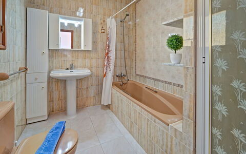Castillo: Bad, Loodgieterswerkinrichting, Wastafel, Kraan, Spiegel, Fabriek, Badkamer, Interieur Ontwerp, Verdieping, Flooring