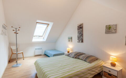 Oscar: Meubilair, Eigendom, Comfort, Azure, Hout, Textiel, Gebouw, Interieur Ontwerp, Bed Frame, Bed