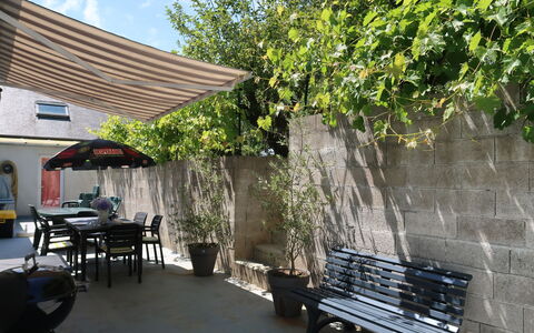 Pors Ar Goff: Eigendom, Patio, Onroerend Goed, Backyard, Binnenplaats, Gebouw, Boom, Schaduw, Architectuur, Huis