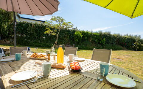 Hidel: Tafel, Meubilair, Eigendom, Fabriek, Stoel, Licht, Azure, Lucht, Buitenmeubels, Geel