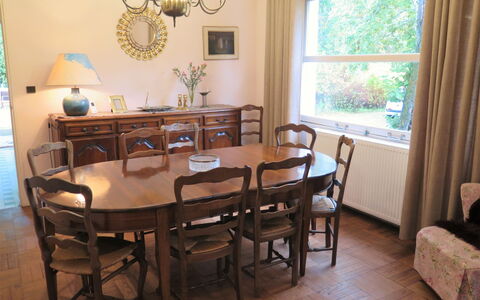 Le Belon: Tafel, Meubilair, Eigendom, Venster, Stoel, Hout, Interieur Ontwerp, Gebouw, Fotolijst, Fabriek