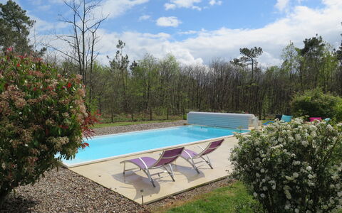 Au Cayroux: Wolk, Water, Fabriek, Lucht, Zwembad, Bloem, Boom, Schaduw, Buitenmeubels, Land Lot