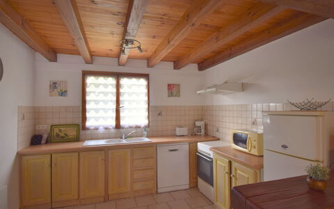 Au Cayroux: Cabinetry, Eigendom, Countertop, Meubilair, Venster, Wastafel, Keuken, Kamerplant, Gebouw, Gootsteen