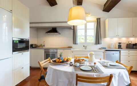 La Rouveyrolle: Countertop, Cabinetry, Eigendom, Meubilair, Toestel Van De Keuken, Keuken, Fornuis, Hout, Verlichting, Interieur Ontwerp