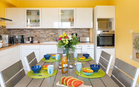 Plein Sud: Cabinetry, Eigendom, Meubilair, Countertop, Tafel, Keuken, Hout, Kamerplant, Fabriek, Toestel Van De Keuken