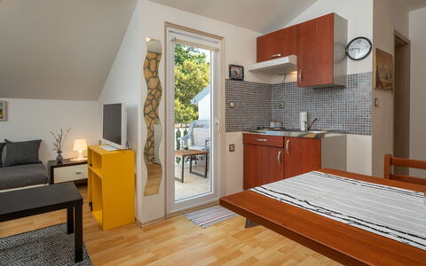 Mikac: Kamer, Eigendom, Meubilair, Verdieping, Gebouw, Interieur Ontwerp, Houten Vloer, Hardwood, Geel, Huis