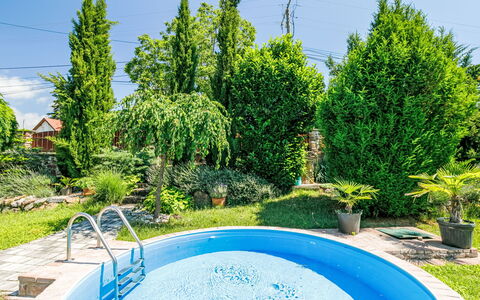 Horvath: Blauw, Zwembad, Struik, Tuin, Vrije Tijd, Eco Hotel, Toevlucht, Landscaping, Backyard, Schaduw