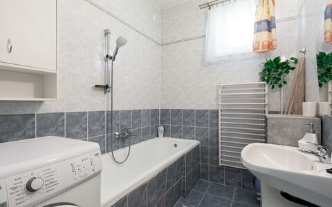 Racz: Flooring, Loodgieterswerkinrichting, Verdieping, Interieur Ontwerp, Wastafel, Badkamer, Kraan, Loodgieter, Tegel, Plafond