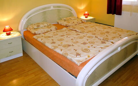 Brigi: Bed, Slaapkamer, Meubilair, Matras, Bed Frame, Laken, Bedding, Kamer, Eigendom, Verdieping