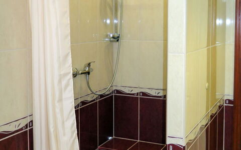 Brigi: Badkamer, Kamer, Douchegordijn, Eigendom, Tegel, Deur Van De Douche, Douche, Interieur Ontwerp, Deur, Verdieping