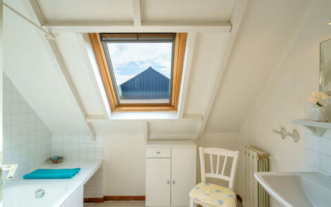 Pen Ilis: Eigendom, Cabinetry, Meubilair, Badkamerkast, Wastafel, Kraan, Azure, Gebouw, Hout, Purper