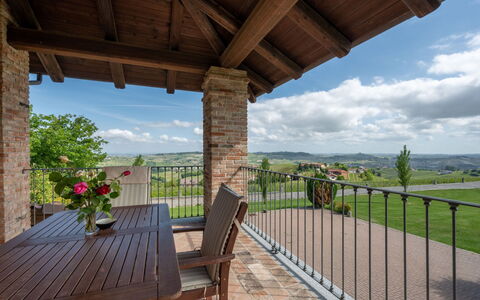Antica Cascina: Lucht, Bloem, Eigendom, Wolk, Fabriek, Meubilair, Hout, Schaduw, Veranda, Boom
