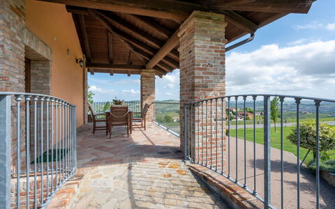 Antica Cascina: Eigendom, Fabriek, Lucht, Hout, Schaduw, Wolk, Hek, Gebouw, Woongebied, Landschap