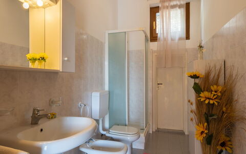 Dalia (Ptb130): Badkamer, Kamer, Eigendom, Loodgieterswerkinrichting, Interieur Ontwerp, Gebouw, Toilet, Muur, Wastafel, Verdieping