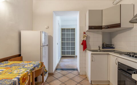 Sorei: Cabinetry, Meubilair, Countertop, Hout, Gebouw, Lade, Fornuis, Flooring, Keuken, Deur