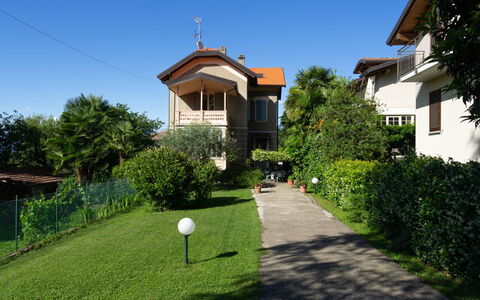 Magda: Eigendom, Huis, Huis, Gebouw, Onroerend Goed, Woongebied, Landgoed, Lucht, Gras, Boom