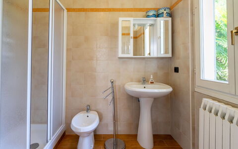Magda: Badkamer, Eigendom, Kamer, Loodgieterswerkinrichting, Toilet, Verdieping, Huis, Interieur Ontwerp, Architectuur, Muur