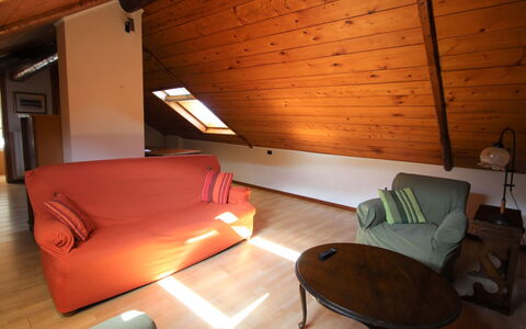 Magda: Kamer, Eigendom, Meubilair, Interieur Ontwerp, Zolder, Zolder, Gebouw, Tafel, Huis, Verdieping