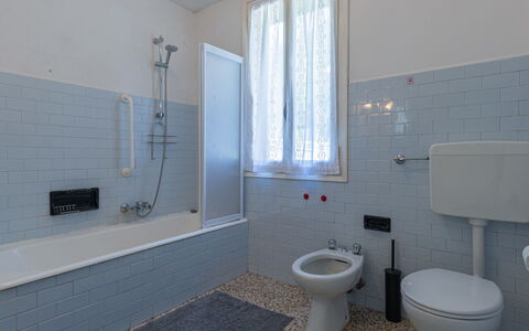 Carolina: Badkamer, Kamer, Eigendom, Tegel, Verdieping, Interieur Ontwerp, Huis, Architectuur, Onroerend Goed, Gebouw