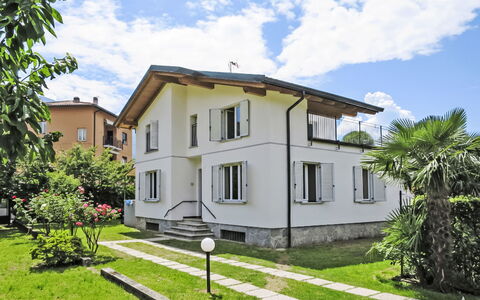 Villa Giulia: Gebouw, Venster, Huis, Woongebied, Huis, Facade, Architectuur, Buurt, Deur, Dak
