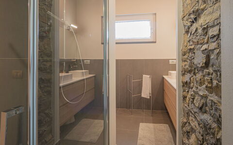 Varenna 634: Kamer, Eigendom, Badkamer, Tegel, Verdieping, Muur, Interieur Ontwerp, Onroerend Goed, Architectuur, Glas
