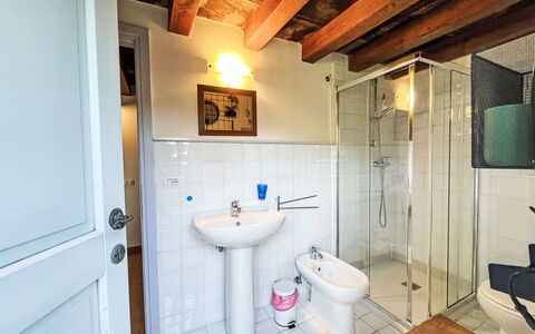 Casa Lienartova: Muur, Flooring, Verdieping, Plafond, Loodgieterswerkinrichting, Deur, Kamer, Loodgieter, Badkamer, Kraan