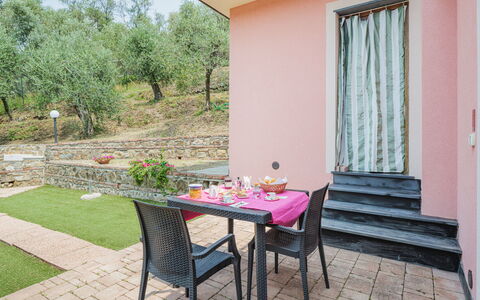 Villetta Linara: Meubilair, Fabriek, Tafel, Eigendom, Bloem, Gebouw, Stoel, Blad, Schaduw, Hout