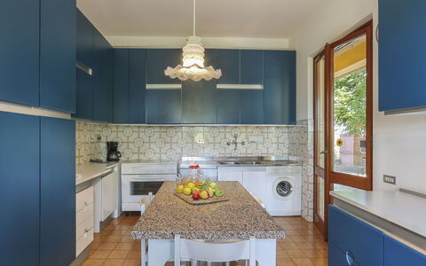 Le Castagne: Kamer, Countertop, Meubilair, Eigendom, Keuken, Interieur Ontwerp, Blauw, Cabinetry, Verdieping, Gebouw