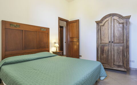 Le Castagne: Slaapkamer, Meubilair, Bed, Kamer, Laken, Eigendom, Bed Frame, Matras, Bedding, Verdieping