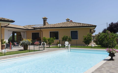 Borgo Sacramento: Lucht, Water, Fabriek, Gebouw, Eigendom, Azure, Venster, Boom, Schaduw, Deur