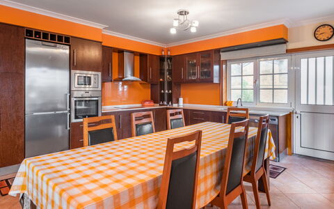 Mar: Meubilair, Tafel, Eigendom, Stoel, Hout, Verlichting, Oranje, Cabinetry, Interieur Ontwerp, Beits