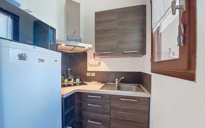 Les Charmilles 200.16: Toestel Van De Keuken, Major Appliance, Keuken, Countertop, Hout, Cabinetry, Huishoudapparatuur, Flooring, Interieur Ontwerp, Gootsteen