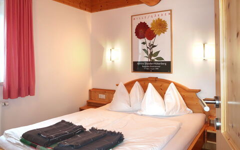 Flachau 617: Slaapkamer, Bed, Meubilair, Kamer, Eigendom, Bed Frame, Interieur Ontwerp, Laken, Bedding, Matras