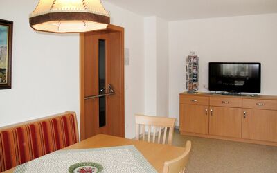 Uttendorf 627: Meubilair, Eigendom, Tafel, Cabinetry, Comfort, Verlichting, Interieur Ontwerp, Gebouw, Hout, Stoel
