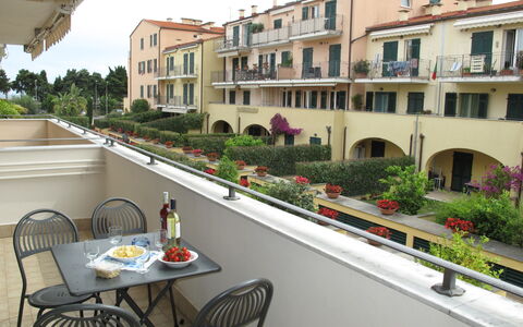 Cala Azzurra (Imp312): Eigendom, Gebouw, Onroerend Goed, Appartement, Huis, Balkon, Gemengd Gebruik, Woongebied, Condominium, Kamer