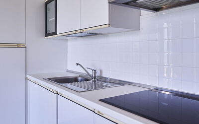 Roberta 736.1: Kraan, Countertop, Cabinetry, Gootsteen, Wastafel, Eigendom, Fornuis, Loodgieterswerkinrichting, Toestel Van De Keuken, Keuken