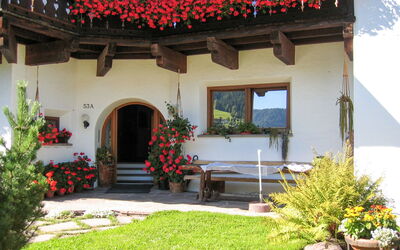 Ortisei St Ulrich 609: Bloem, Fabriek, Gebouw, Venster, Huis, Bloempot, Deur, Vegetation, Geel, Stoel