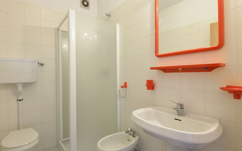 Lago di Caldonazzo 701: Badkamer, Eigendom, Kamer, Muur, Loodgieterswerkinrichting, Onroerend Goed, Interieur Ontwerp, Architectuur, Huis, Kraan
