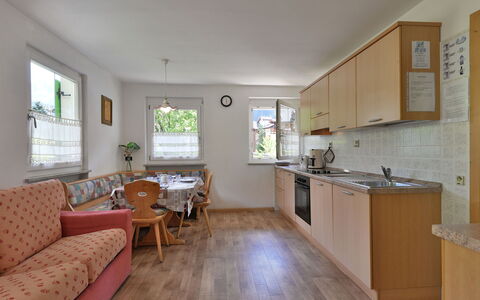 Campitello 647: Kamer, Eigendom, Meubilair, Gebouw, Interieur Ontwerp, Verdieping, Houten Vloer, Huis, Plafond, Geel