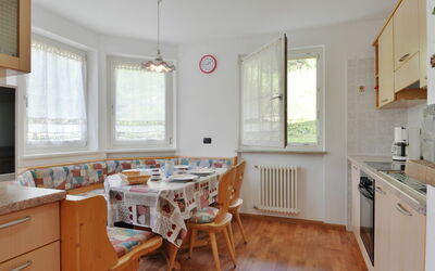 Cecilia 647.5: Kamer, Eigendom, Meubilair, Keuken, Gebouw, Verdieping, Cabinetry, Interieur Ontwerp, Houten Vloer, Huis