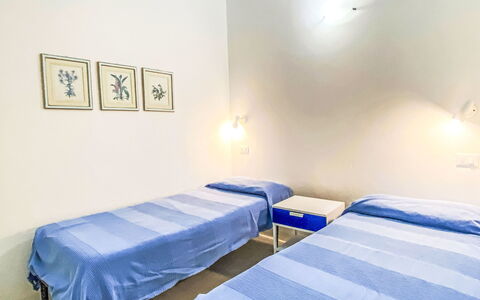 I Pini: Verdieping, Flooring, Plafond, Interieur Ontwerp, Meubilair, Bed, Slaapkamer, Appartement, Kamer, Laken