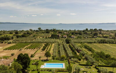 Lago di Bolsena 618: Landschap, Land Lot, Zwembad, Landgoed, Vogelperspectief, Plantage, Toevlucht, Landscaping, Luchtfotografie, Hacienda