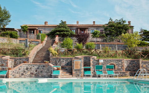 Lago di Bolsena 619: Water, Lucht, Wolk, Fabriek, Gebouw, Zwembad, Boom, Stedelijk Ontwerp, Vrije Tijd, Woongebied
