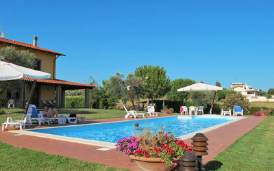 Lago Di Bolsena 620: Zwembad, Eigendom, Toevlucht, Vrije Tijd, Onroerend Goed, Vakantie, Gebouw, Huis, Villa, Recreatiecentrum