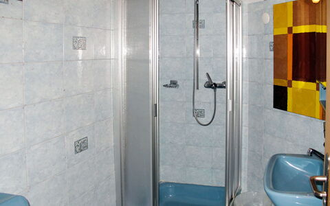 Saas-Grund 708: Badkamer, Douche, Kamer, Eigendom, Loodgieterswerkinrichting, Douchepaneel, Muur, Douchestang, Deur, Architectuur