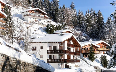 Bergsicht: Sneeuw, Winter, Bergdorp, Eigendom, Dak, Boom, Heuvel Station, Huis, Bergketen, Berg