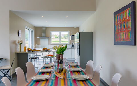 Terre et Mer: Tafel, Meubilair, Stoel, Fabriek, Interieur Ontwerp, Gebouw, Verdieping, Tafelkleed, Flooring