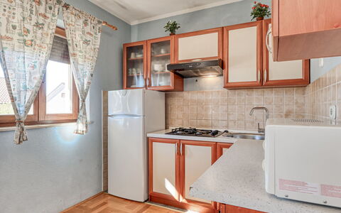 Crikvenica 724: Major Appliance, Keuken, Toestel Van De Keuken, Hout, Interieur Ontwerp, Meubilair, Huishoudapparatuur, Cabinetry, Flooring, Verdieping