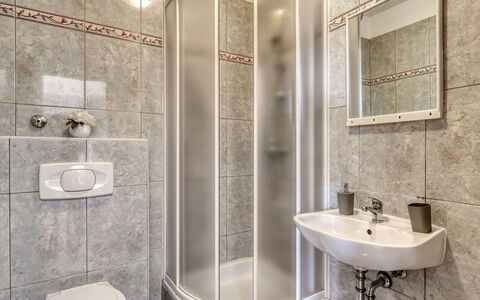 Crikvenica 724: Flooring, Verdieping, Interieur Ontwerp, Loodgieterswerkinrichting, Kamer, Badkamer, Plafond, Wastafel, Douche, Loodgieter